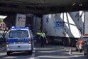 LKW blieb unter Bruecke haengen Koeln Ehrenfeld Innere Kanalstr Hornstr P137